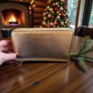 🦄 NWOT Michael Kors Jet Set Travel Wristlet!